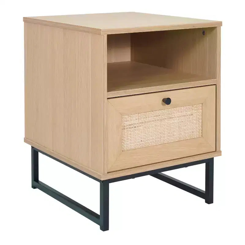 Comodino Malaki Mid-Century Modern con cassetto in rattan e ripiano aperto