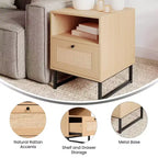 Comodino Malaki Mid-Century Modern con cassetto in rattan e ripiano aperto