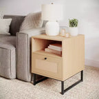 Comodino Malaki Mid-Century Modern con cassetto in rattan e ripiano aperto