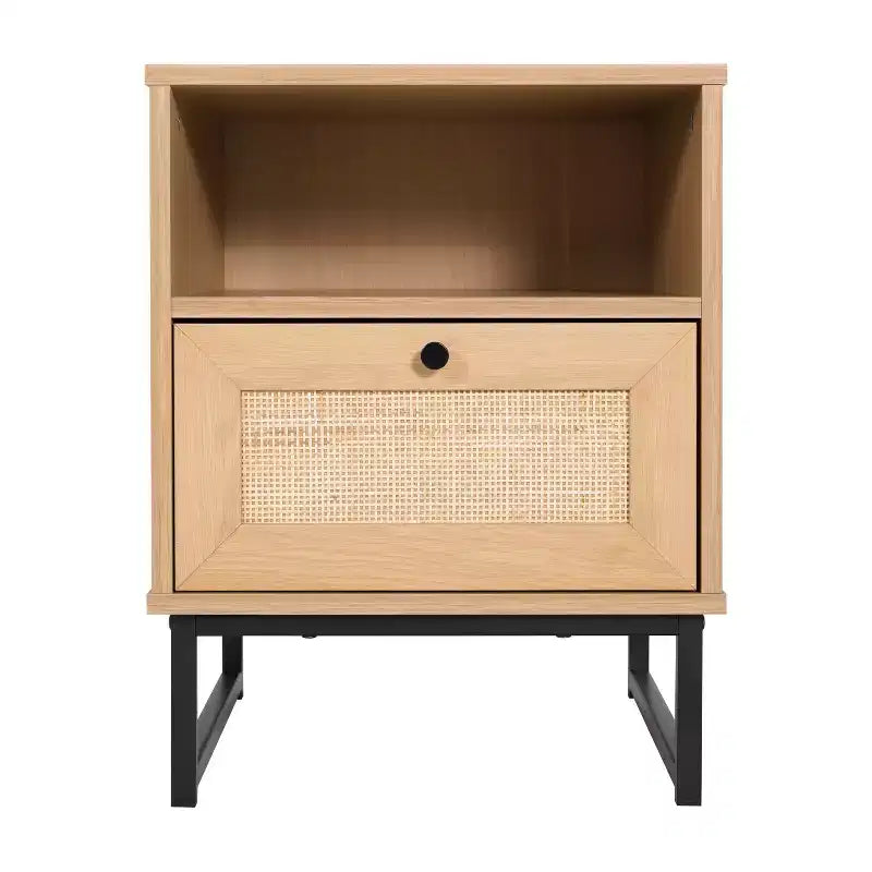 Comodino Malaki Mid-Century Modern con cassetto in rattan e ripiano aperto