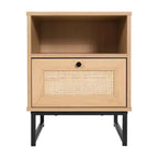 Comodino Malaki Mid-Century Modern con cassetto in rattan e ripiano aperto