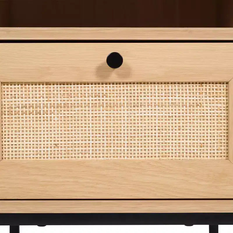 Comodino Malaki Mid-Century Modern con cassetto in rattan e ripiano aperto