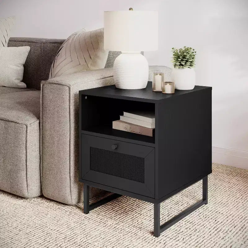 Comodino Malaki Mid-Century Modern con cassetto in rattan e ripiano aperto