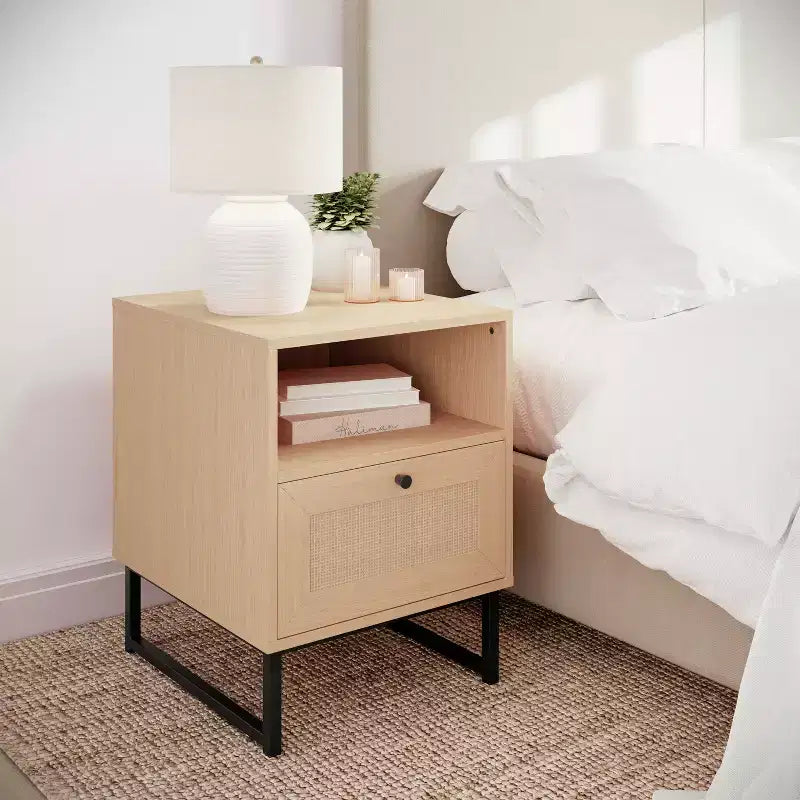 Comodino Malaki Mid-Century Modern con cassetto in rattan e ripiano aperto