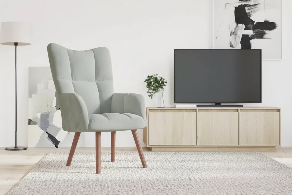 Poltrona moderna in velluto grigio chiaro con gambe in legno e seduta imbottita in schiuma