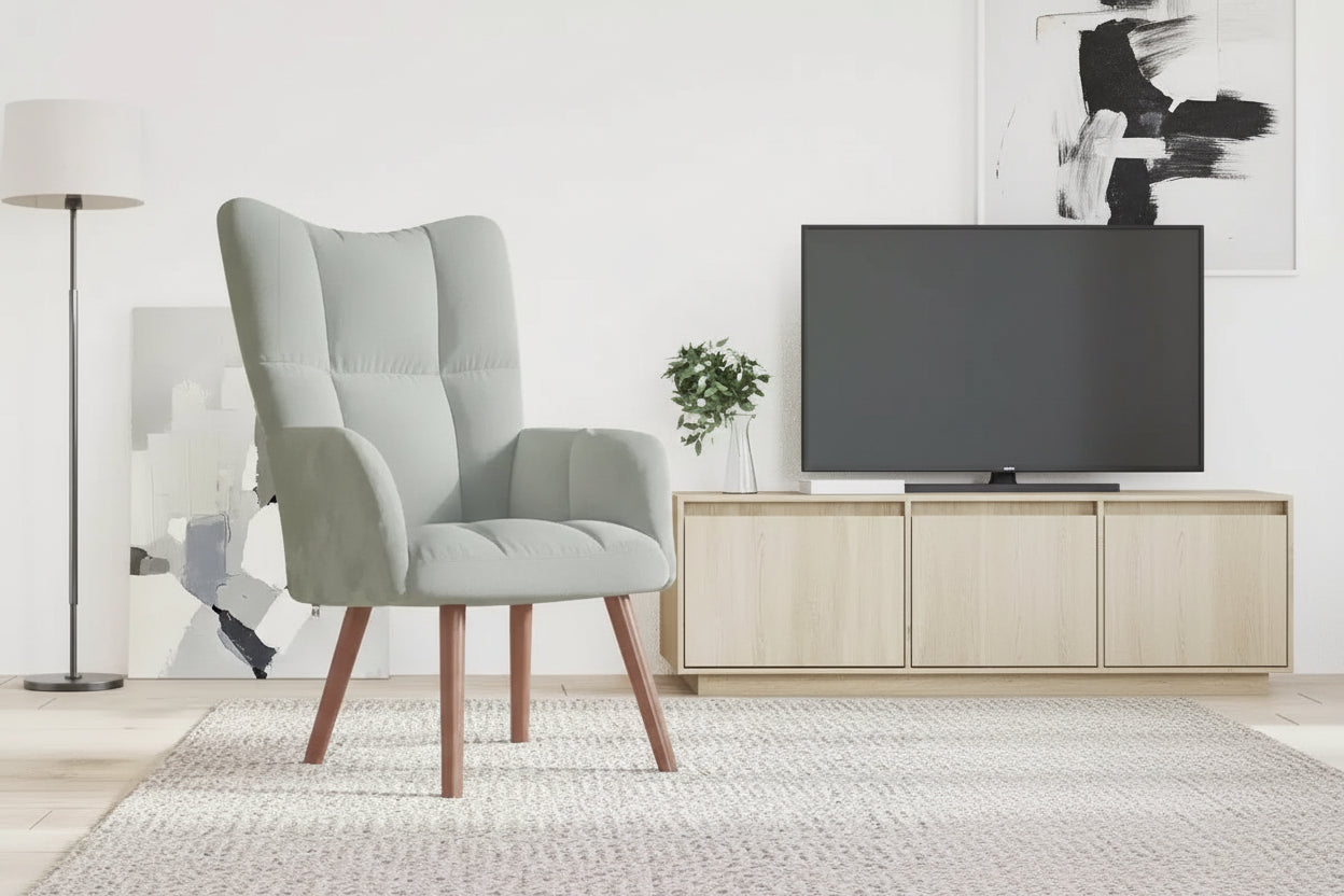 Poltrona moderna in velluto grigio chiaro con gambe in legno e seduta imbottita in schiuma