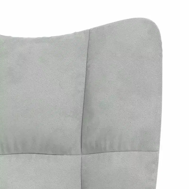 Poltrona moderna in velluto grigio chiaro con gambe in legno e seduta imbottita in schiuma
